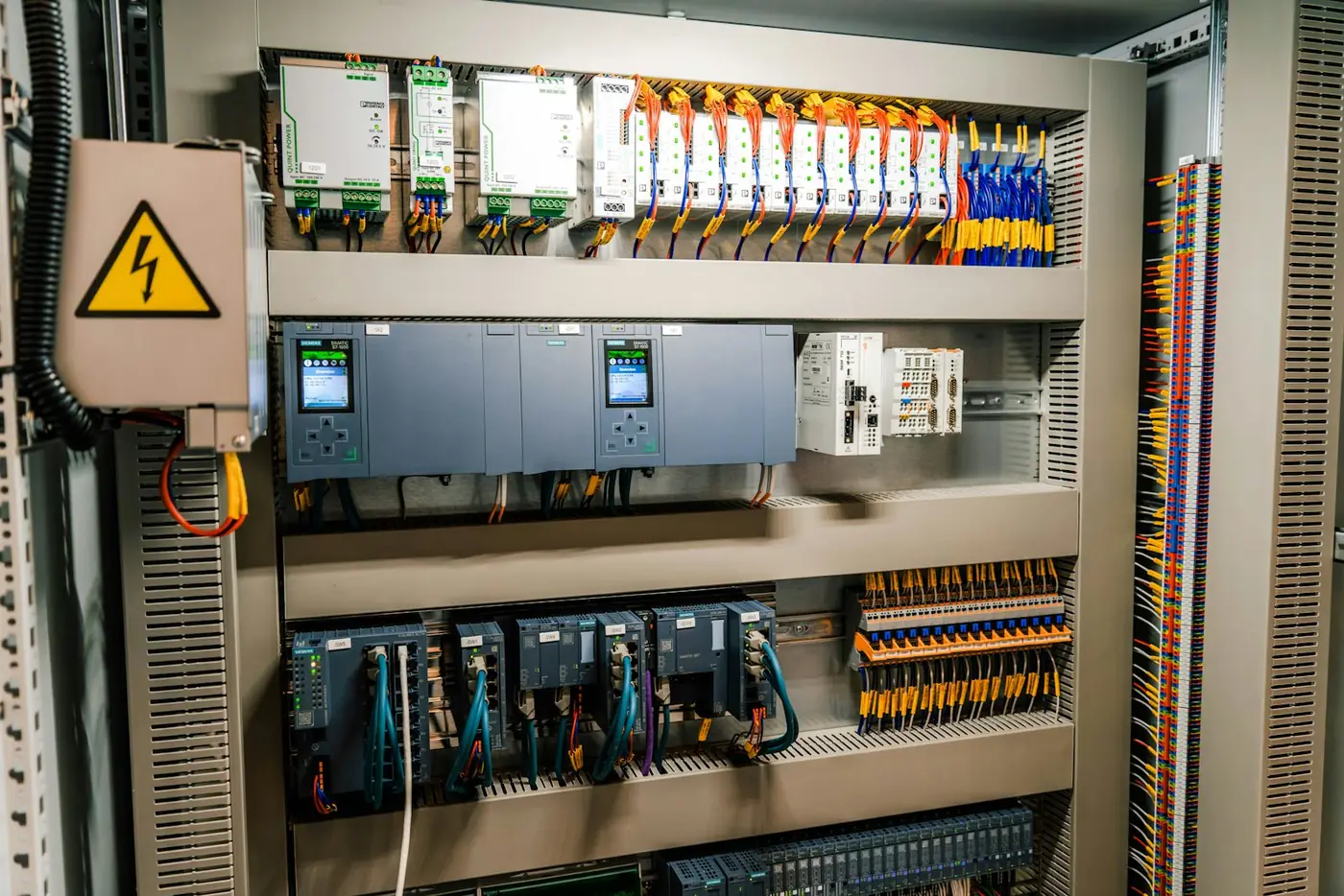 Armario eléctrico industrial con señales de control